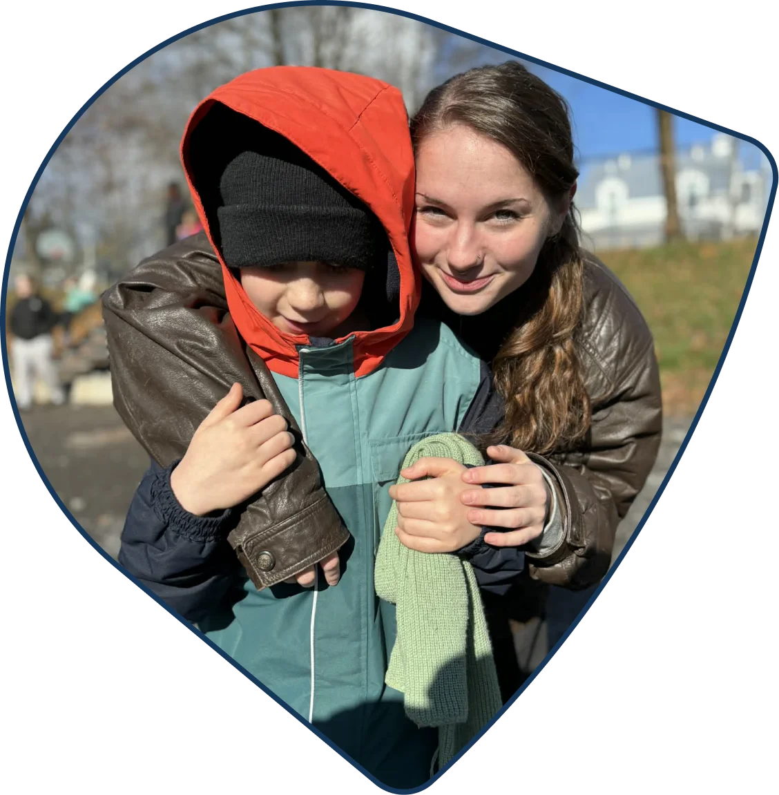 Un enfant et son accompagnatrice